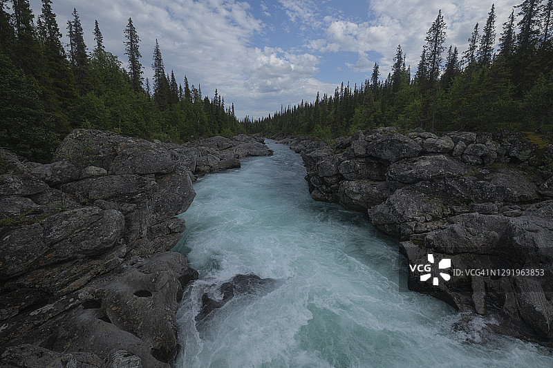 塔拉特诺河的蓝色冰川水，位于瑞典拉普兰帕杰兰塔莱登小径附近的尼恩塞斯图片素材