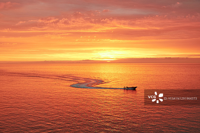 布里斯托尔海峡日落时分的观光艇图片素材