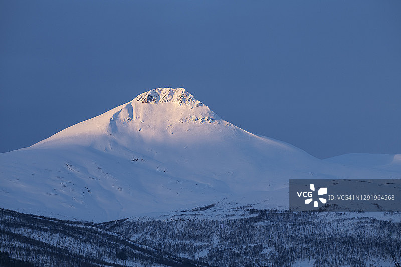 阳光洒在富格尔丁根山顶，挪威特罗姆斯图片素材