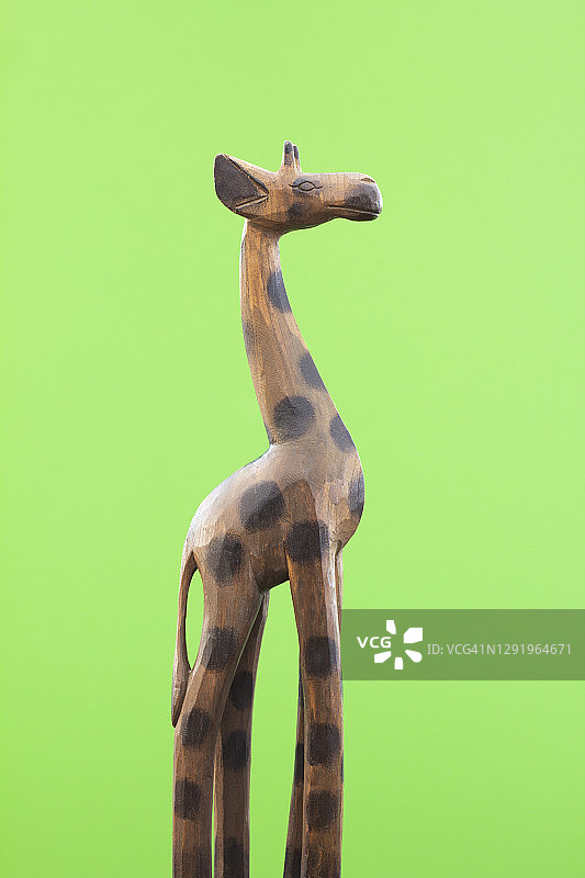 绿色背景上的木制长颈鹿图片素材