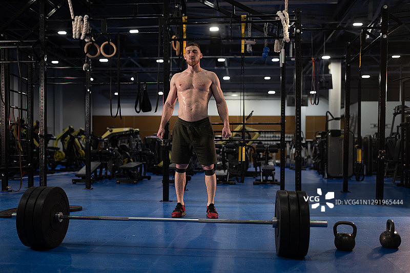 准备举杠铃的强壮运动员图片素材