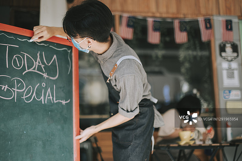 患有唐氏综合症的亚洲女人在咖啡馆工作图片素材