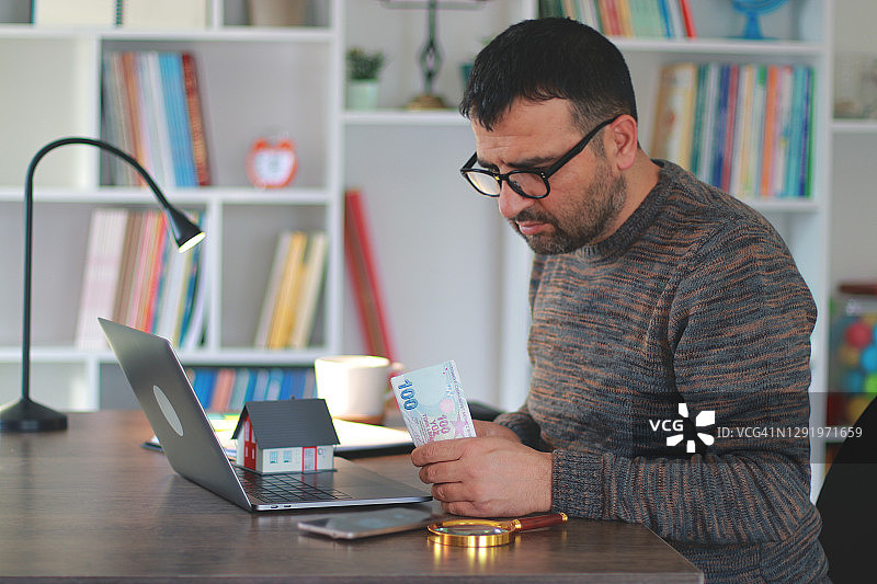 为买房做预算的男人图片素材