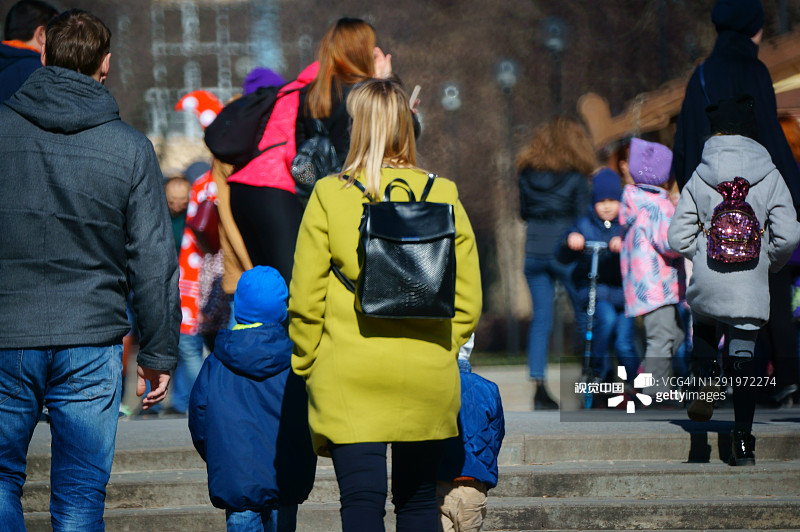 人们在以十月革命命名的城市公园里休息，嘉年华庆祝活动图片素材
