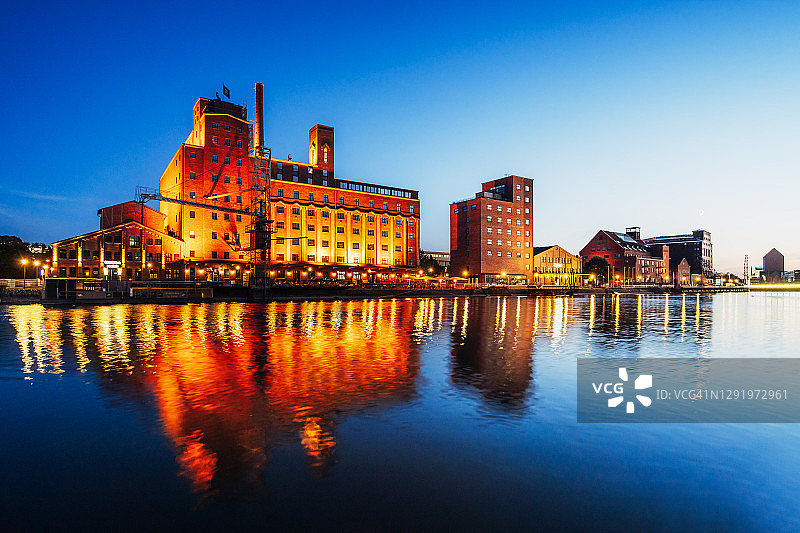 黄昏时分的杜伊斯堡内港景色图片素材