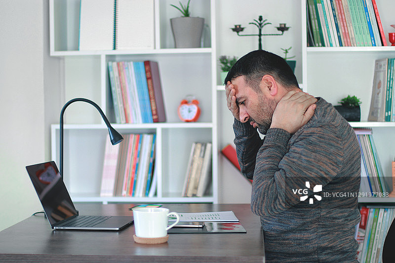 伏案工作引起的颈部疼痛图片素材