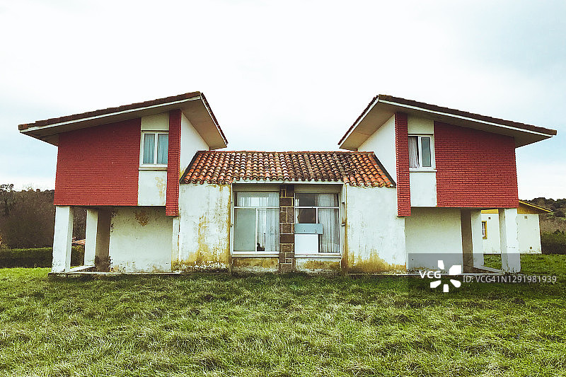 阴沉秋日下的废弃房屋图片素材
