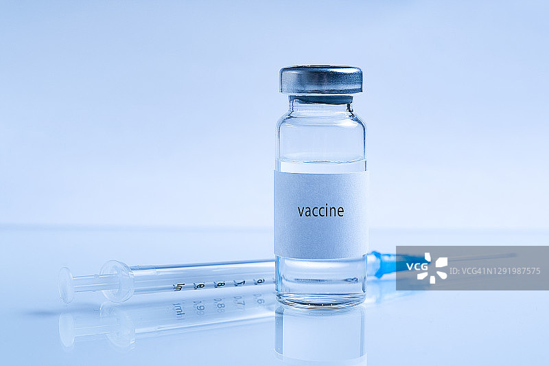 白色背景下的新冠或感冒流感疫苗玻璃药瓶和注射器，治疗和预防感染理念图片素材
