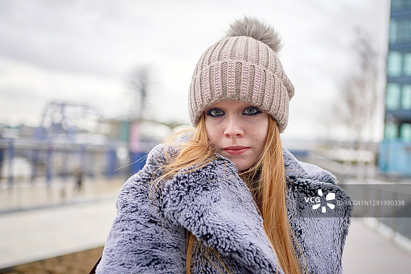 冬季，红发蓝眼的年轻女人看向镜头图片素材