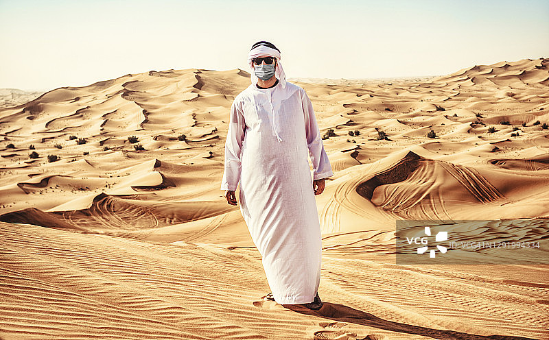 沙漠里戴着面具的中东人图片素材