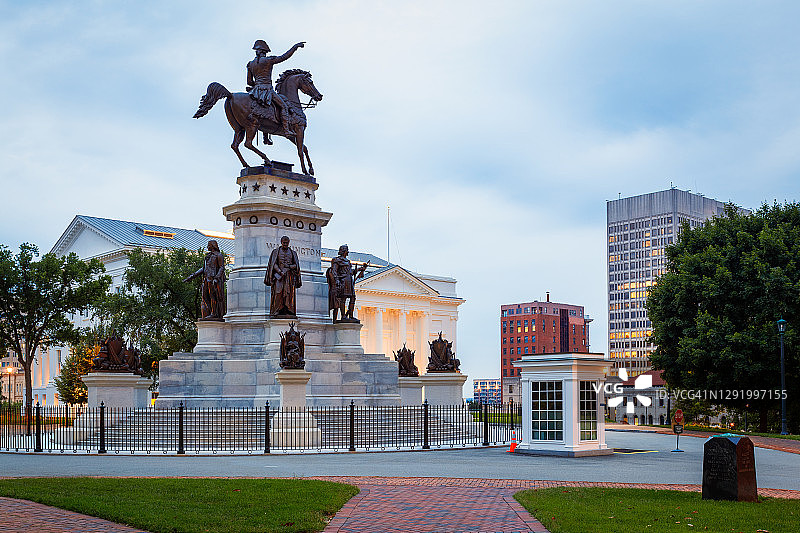 弗吉尼亚州里士满弗吉尼亚州议会大厦的乔治·华盛顿骑马雕像图片素材