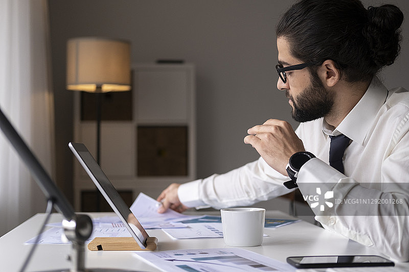 商人制作公司财务报告图片素材