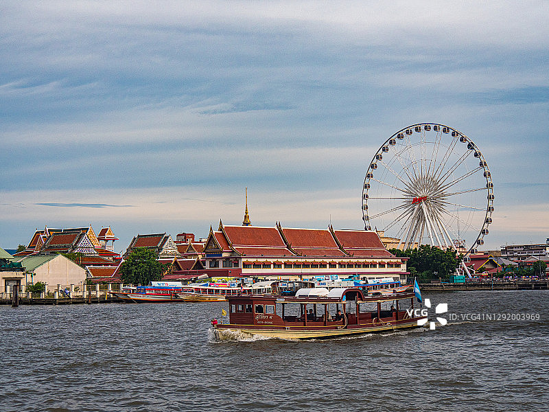泰国曼谷摩天轮夜景，湄南河畔图片素材