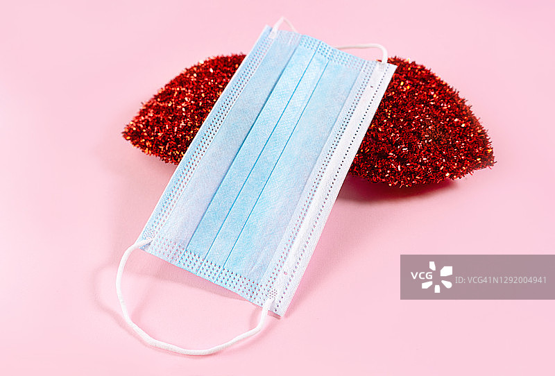 新冠病毒医疗口罩情人节概念图片素材