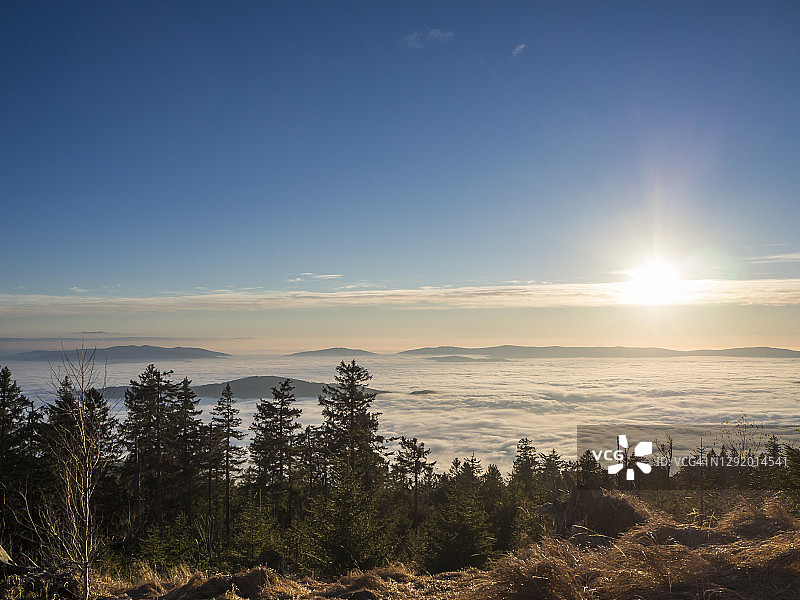从霍伊格施塔特山顶看到的雾景日落图片素材