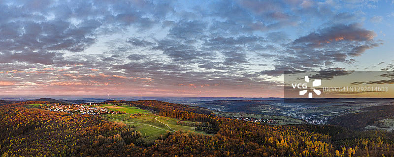 德国巴登-符腾堡州：秋季黎明时分雷姆斯塔尔山谷无人机视角图片素材