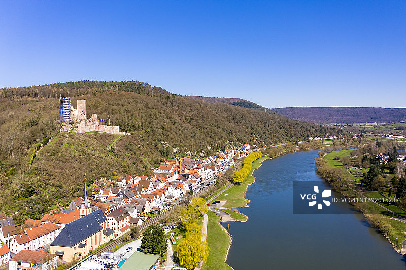 德国巴伐利亚施塔特普罗策尔滕：秋季河畔小镇和海内堡城堡的直升机视角图片素材