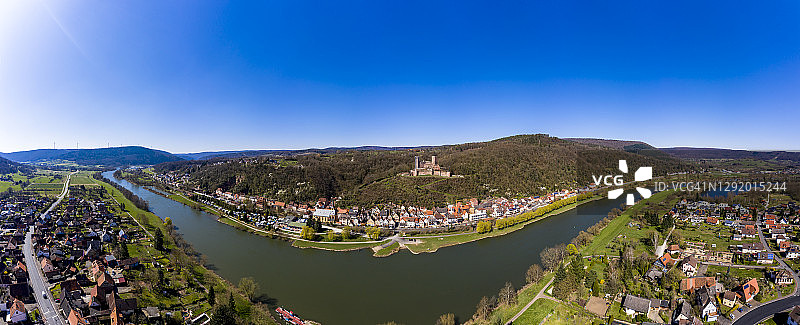德国巴伐利亚施塔特普罗策尔滕：秋季河畔小镇和海内堡城堡的直升机视角图片素材