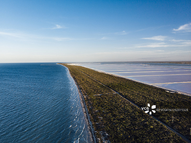 墨西哥尤卡坦Las Coloradas盐湖岸边公路航拍图片素材