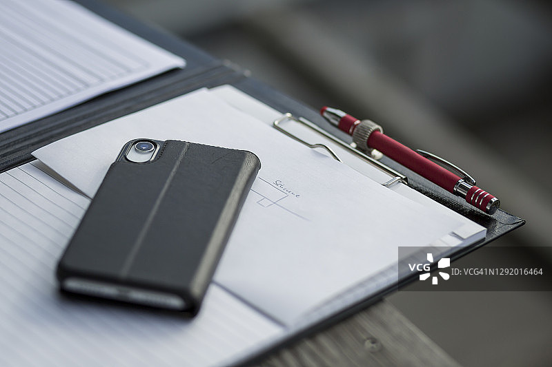 带有智能手机和笔的办公桌剪贴板图片素材
