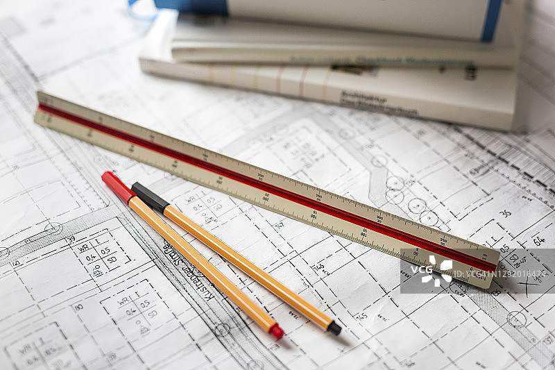 蓝图上的笔和尺子图片素材