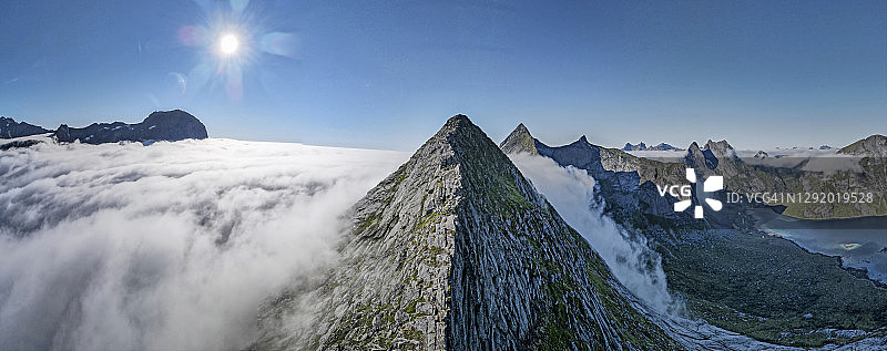 挪威罗弗敦Helvetestinden山云雾缭绕的花岗岩山图片素材