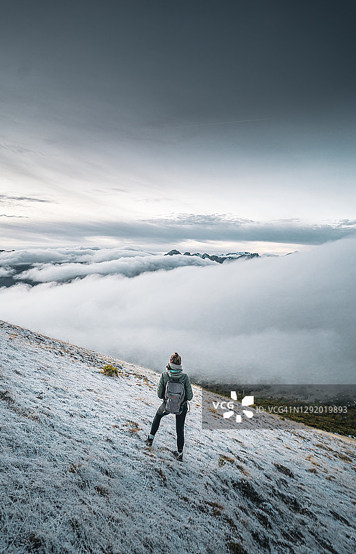 独自在山中欣赏风景的年轻女子图片素材