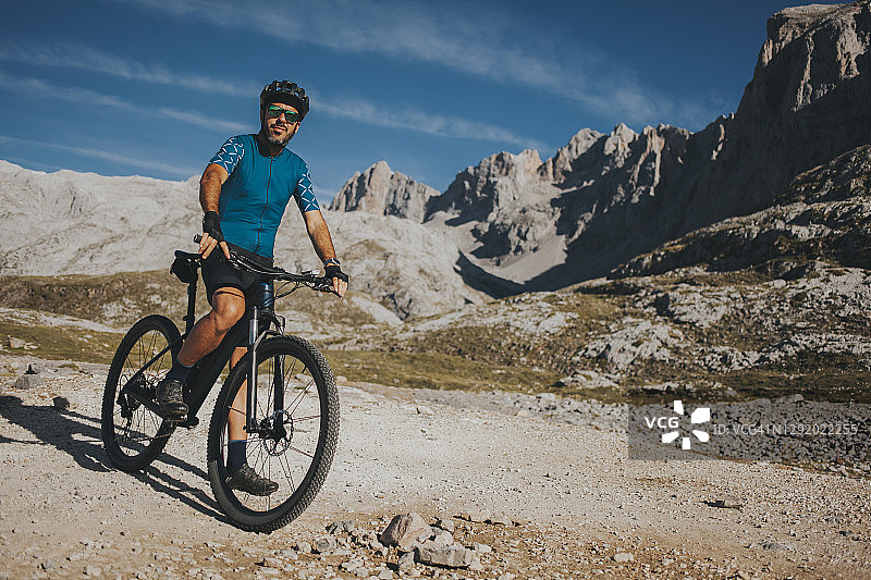 山地自行车手在西班牙坎塔布里亚欧洲山峰国家公园探险图片素材
