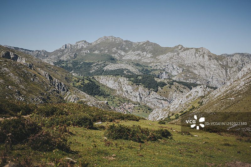 西班牙阿斯图里亚斯欧洲山峰国家公园，阳光明媚的日子里贝耶斯村庄的远景图片素材