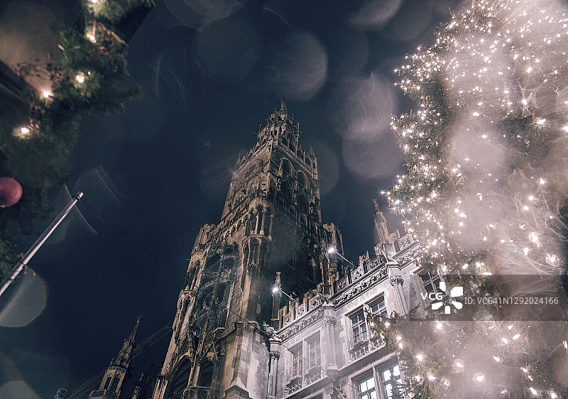 德国慕尼黑新市政厅前的圣诞灯饰图片素材