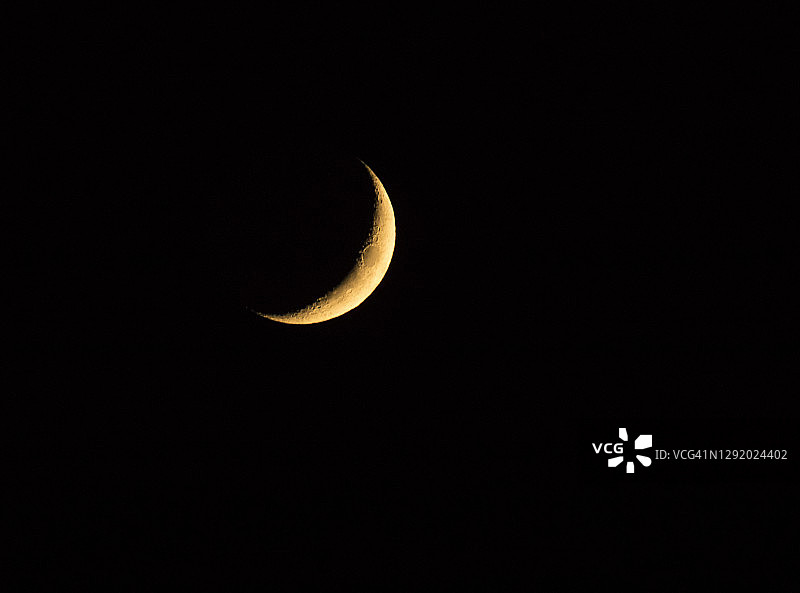 夜晚沥青黑天空中的上弦月图片素材