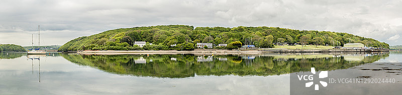 英国彭布罗克郡克莱索河口夏季全景图片素材