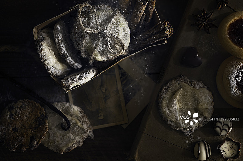 深色背景上手工什锦饼干的俯视照片图片素材