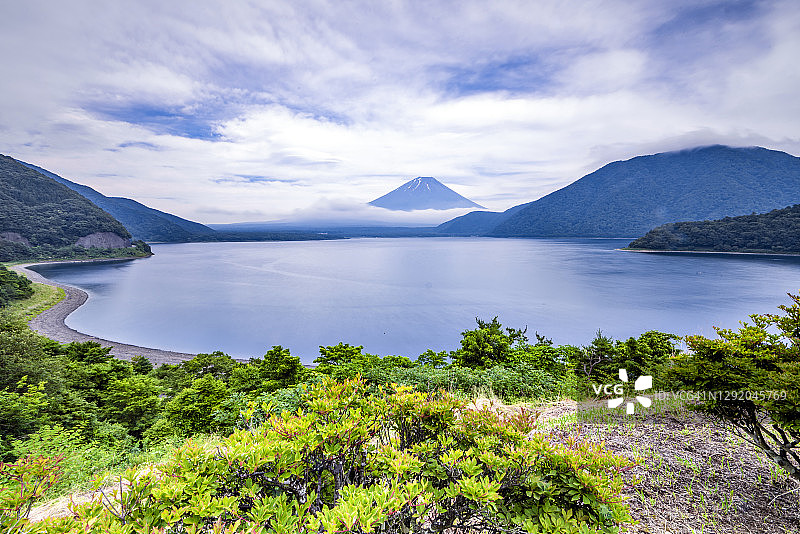 夏季多云日本本栖湖的富士山图片素材