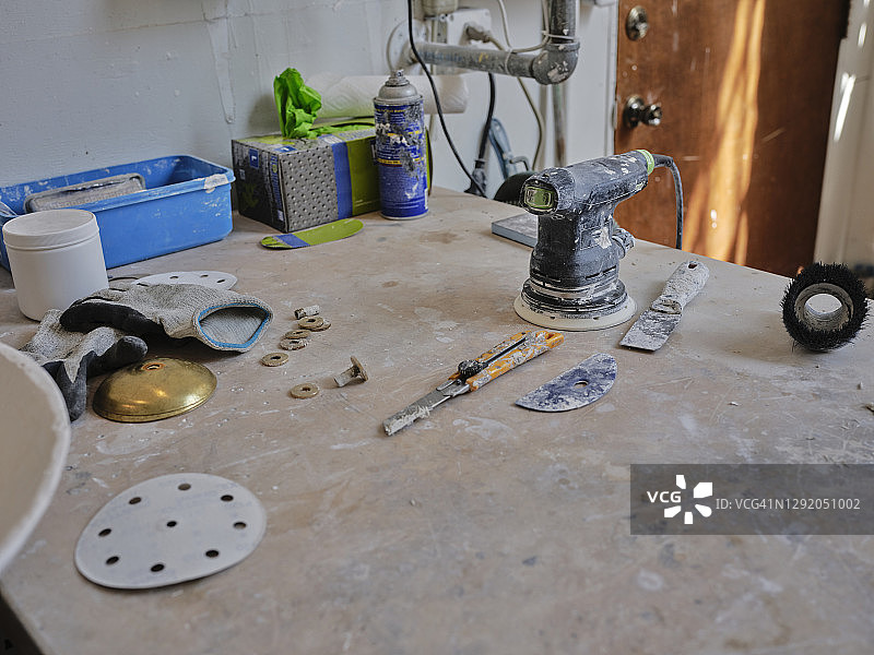 石膏工作室中的工具特写图片素材