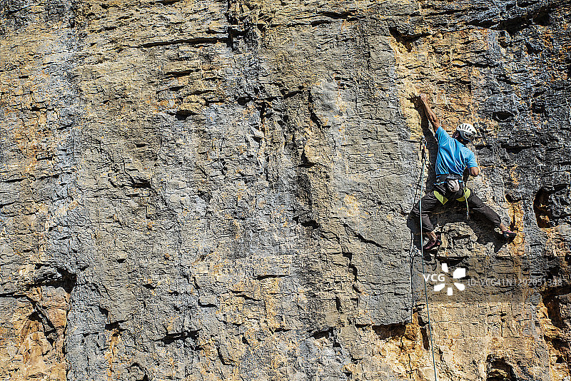 登山者攀岩的正面图图片素材