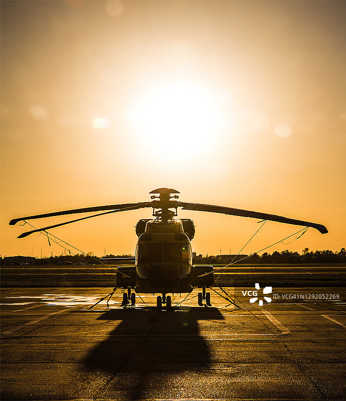 夕阳下的直升机停机坪图片素材