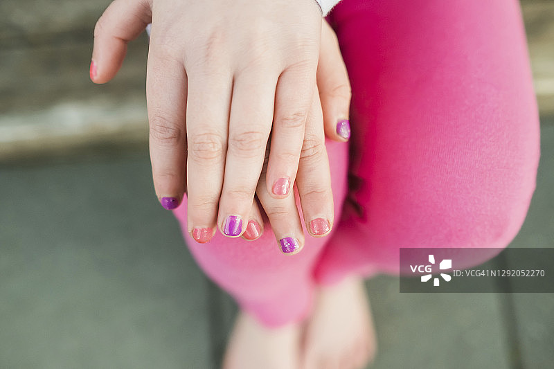 俯视视角：年轻女孩展示彩绘指甲图片素材
