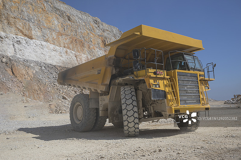 露天矿坑中作业的采矿拖拉机图片素材
