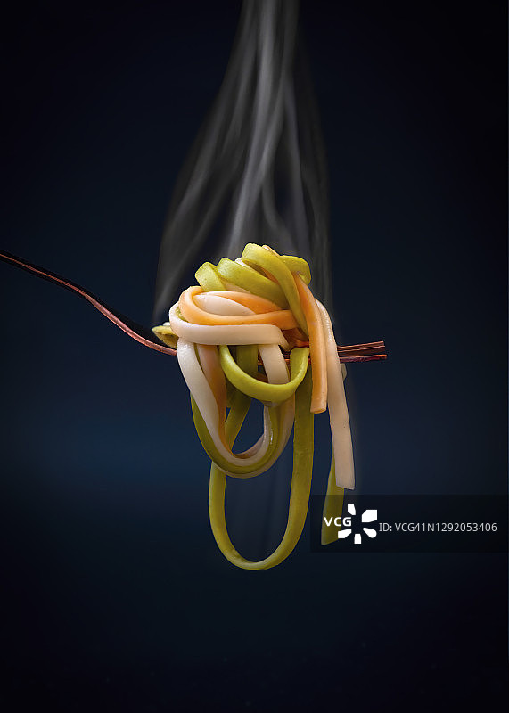 叉子上美味的热意大利面图片素材