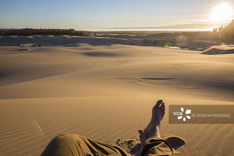 徒步旅行者在俄勒冈州沙丘顶端休息时的视角图片素材