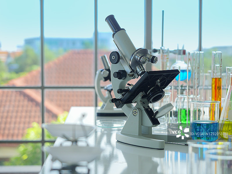 桌子上摆放的多种实验室设备图片素材