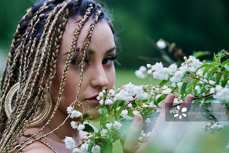 编发微笑年轻女子特写图片素材