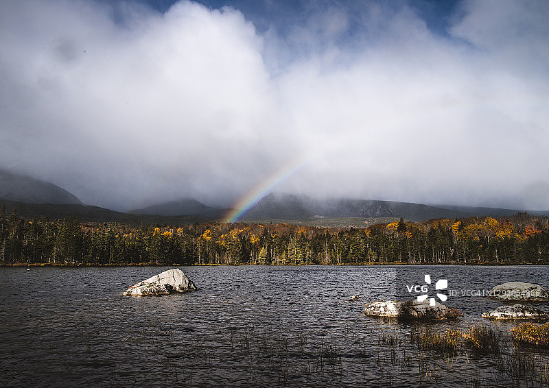 缅因州巴克斯特州立公园桑迪溪池塘上空的彩虹图片素材