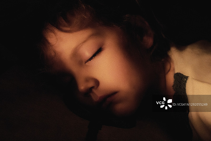 正在睡觉的女孩的特写肖像图片素材