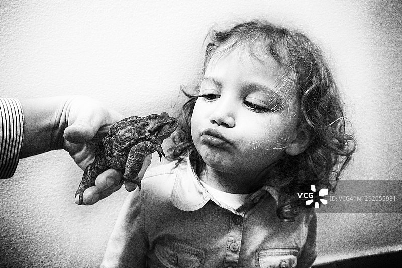 亲吻青蛙的女孩肖像图片素材