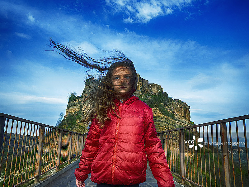 意大利维泰博巴尼奥雷焦的奇维塔风中的女孩图片素材