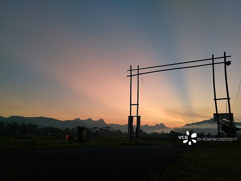 日出前的红色天空图片素材