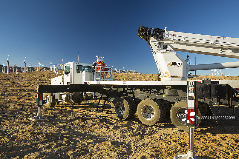 位于美国加利福尼亚州特哈查比山口风力发电场的起重机卡车，该风力发电场是美国首个大型风力发电区图片素材