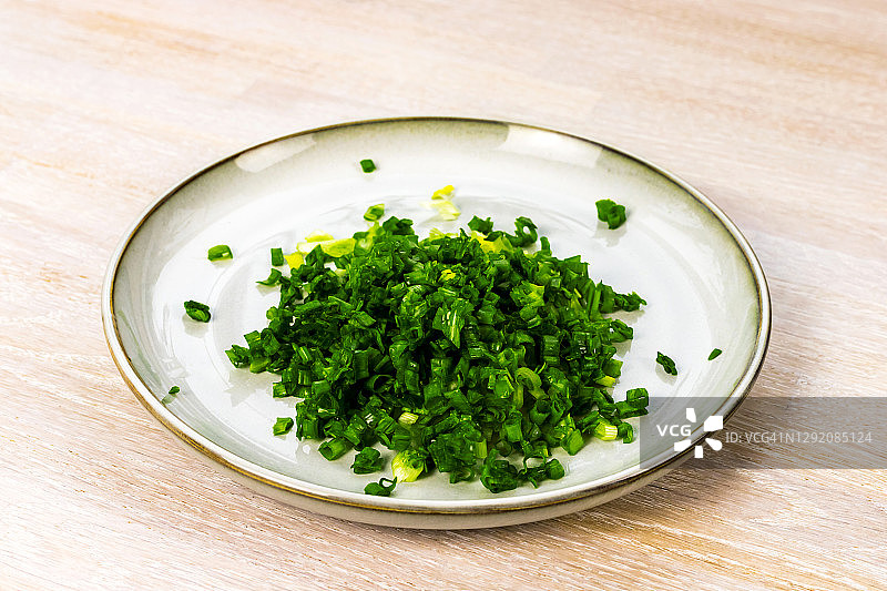 鱿鱼鸡蛋沙拉与葱，逐步食谱步骤4切割食材图片素材